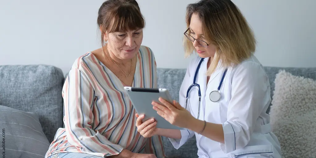 Ärztin zeigt einer Patientin ein medizinisches Untersuchungsergebnis am Tablet