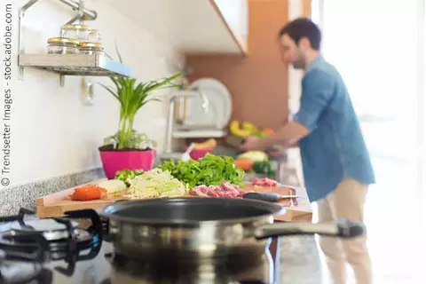 Mann beim Kochen in Küche