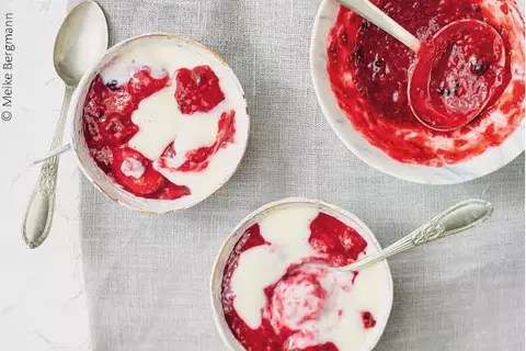 Rote Grütze mit Vanillesauce