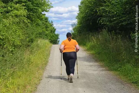 Frau beim Walken im Freien