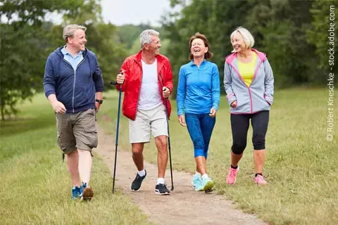Männer und Frauen beim Walken im Freien
