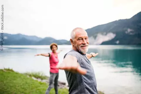 Mann und Frau beim Sport im Freien