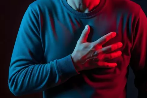 Person hält sich Hand ans Herz