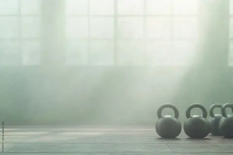 Mehrere Kettlebels in einem lichtdurchfluteten Raum