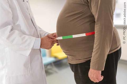 arzt-misst-bauchumfang-bei-patienten