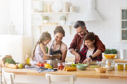 Familie kocht zusammen in der Küche
