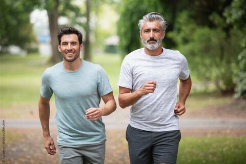 Zwei Männer, die in der Natur joggen