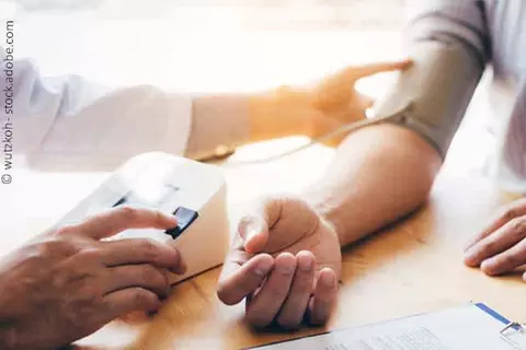 arzt-misst-bluthochdruck