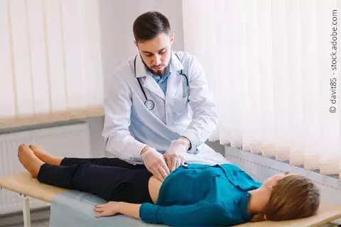 arzt-untersucht-bauch-einer-patientin
