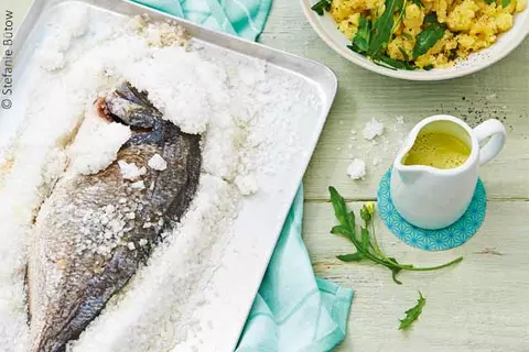 Dorade im Salzmantel