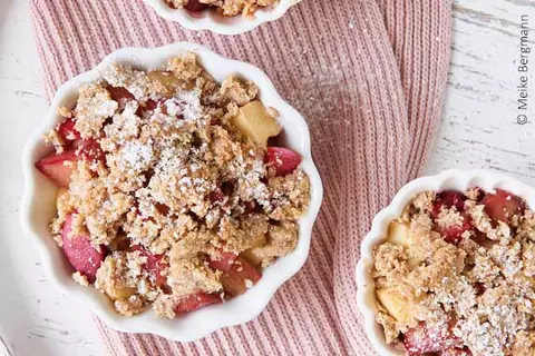 Rhabarber-Apfel unter Haferflockenkruste