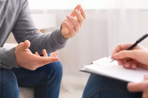 Psychotherapeut schreibt Notizen