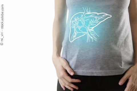 Frau mit grafischer Darstellung einer Leber auf Körper