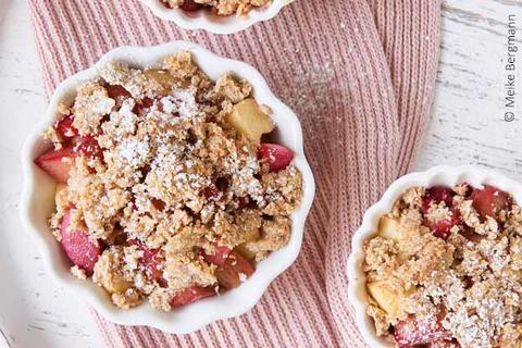 Rhabarber-Apfel unter Haferflockenkruste