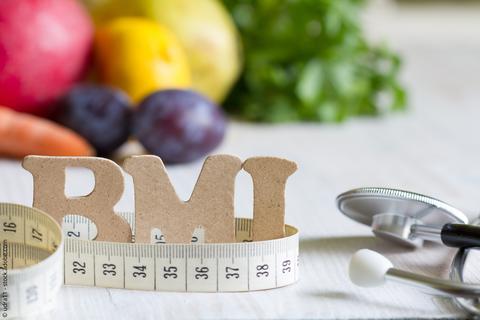 Body-Mass-Index BMI mit Maßband, Stethoskop und Obst