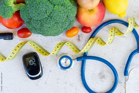 Tisch mit Obst und Gemüse und verschiedenen Messgeräten