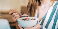 Frau Isst Müsli Mit Obst