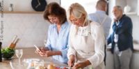 Frauen Und Männer Beim Kochen In Küche