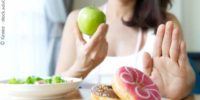 Frau Mit Apfel, Salat Und Donuts