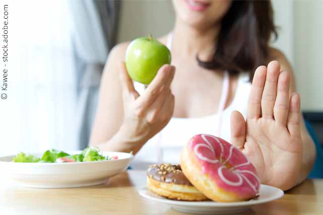 Frau Mit Apfel, Salat Und Donuts