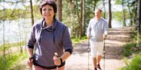 Frau Und Mann Beim Walken Im Wald