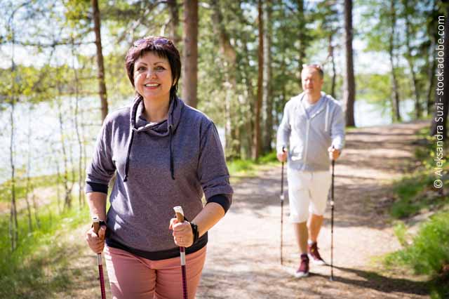 Frau Und Mann Beim Walken Im Wald