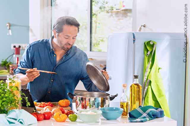 Mann Beim Kochen Mit Frischen Zutaten