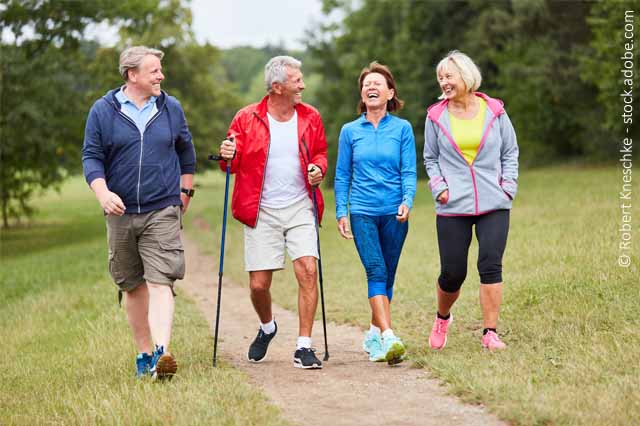 Männer Und Frauen Beim Walken Im Freien