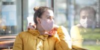 Frau Mit Maske Im Bus Während Corona-Pandemie